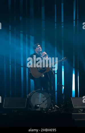 Marcus Mumford, de Mumford et Sons, se produit lors des Brit Awards 2013 à l'Arena O2, Londres. Banque D'Images