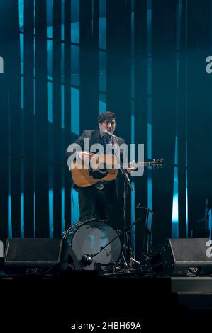 Marcus Mumford, de Mumford et Sons, se produit lors des Brit Awards 2013 à l'Arena O2, Londres. Banque D'Images