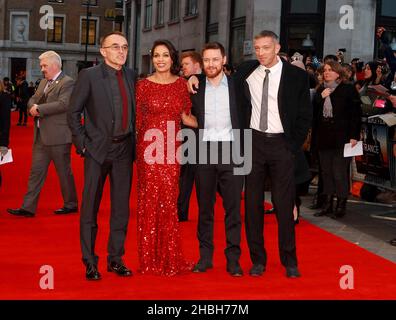 (G-D) Danny Boyle, Rosario Dawson, James McAvoy et Vincent Cassel assistent à la première mondiale de la transe à l'Odeon à Leicester Square, Londres. Banque D'Images