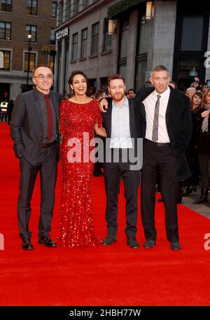 (G-D) Danny Boyle, Rosario Dawson, James McAvoy et Vincent Cassel assistent à la première mondiale de la transe à l'Odeon à Leicester Square, Londres. Banque D'Images