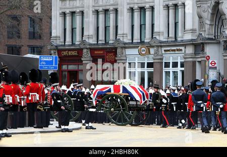 Le cercueil de la baronne Thatcher arrive à la cathédrale Saint-Paul, dans le centre de Londres. Banque D'Images