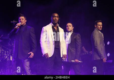 Duncan James, Simon Webbe, Lee Ryan et Anthony Costa of Blue se sont performances au Shepherd's Bush Empire à Londres. Banque D'Images