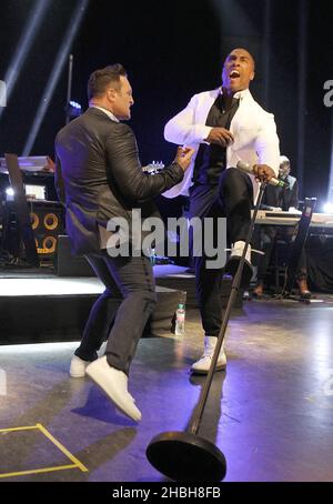 Anthony Costa et Simon Webbe of Blue se sont performances au Shepherd's Bush Empire à Londres. Banque D'Images