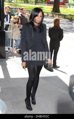 Shaznay Lewis assiste aux arrivées des prix Ivor Novello au Grosvenor House Hotel de Londres. Banque D'Images