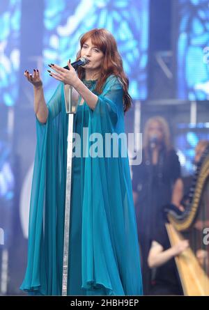 Florence Welch de Florence et The machine se produit sur scène au concert Sound of change au Chime for change à Twickenham, Londres. Banque D'Images