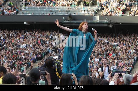 Florence Welch de Florence et The machine se produit sur scène au concert Sound of change au Chime for change à Twickenham, Londres. Banque D'Images