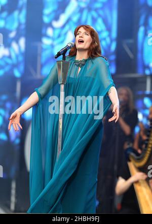 Florence Welch de Florence et The machine se produit sur scène au concert Sound of change au Chime for change à Twickenham, Londres. Banque D'Images