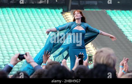 Florence Welch de Florence et The machine se produit sur scène au concert Sound of change au Chime for change à Twickenham, Londres. Banque D'Images