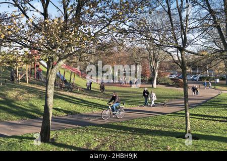 dh Duthie Park ABERDEEN SCOTLAND les gens se détendent à pied dans les parcs la journée d'hiver Banque D'Images