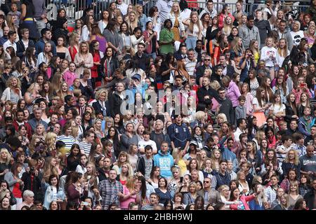 Une vue générale des fans du Summertime ball de Capital FM au stade Wembley, Londres. Banque D'Images