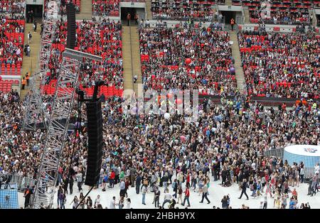 Vue générale des fans arrivant au Summertime ball de Capital FM au stade Wembley, Londres. Banque D'Images