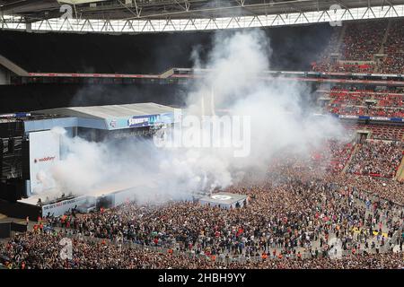 Vue générale des feux d'artifice et scène au début du Summertime ball de Capital FM au stade Wembley, Londres. Banque D'Images