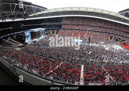 Vue générale des fans arrivant au Summertime ball de Capital FM au stade Wembley, Londres. Banque D'Images