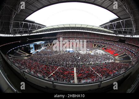 Vue générale des fans arrivant au Summertime ball de Capital FM au stade Wembley, Londres. Banque D'Images