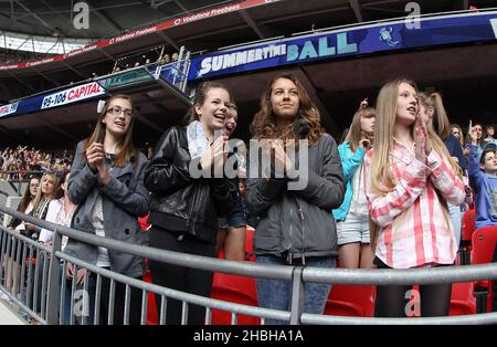 Vue générale des fans du Summertime ball de Capital FM au stade Wembley, Londres. Banque D'Images