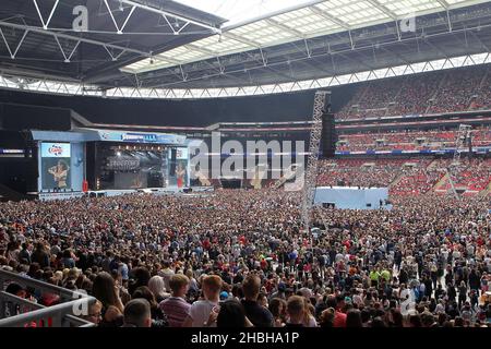 Aluna George se produit sur la scène centrale au Summertime ball de Capital FM au stade Wembley, à Londres. Banque D'Images