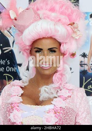 Katie Price lance son nouveau livre « il est l'un » au Worx à Londres. Banque D'Images