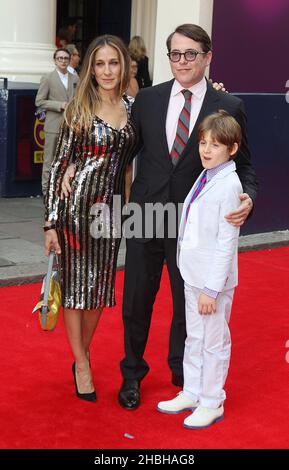 Sarah Jessica Parker et Matthew Broderick et son fils assistent à la soirée d'ouverture de Charlie et de la chocolaterie au Theatre Royal Drury Lane à Londres. Banque D'Images