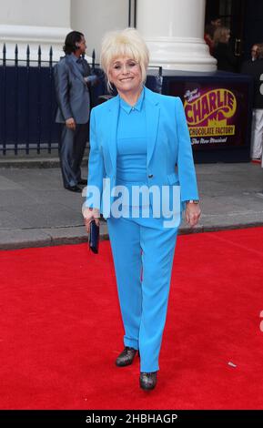 Barbara Windsor assiste à la soirée d'ouverture de Charlie and the Chocolate Factory au Theatre Royal Drury Lane à Londres. Banque D'Images