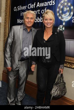 Mike Nolan et Cheryl Baker de Bucks Fizz ont assisté aux Oscars de la clef d'argent de Nordoff Robbins à l'hôtel Hilton de Londres. Banque D'Images