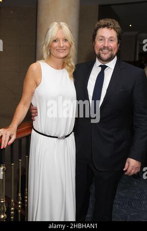 Gaby Roslin et Michael ball assistent aux Oscars de la clef d'argent de Nordoff Robbins à l'hôtel Hilton de Londres. Banque D'Images