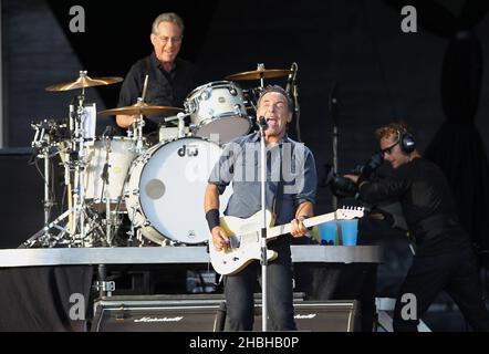 Garniture de pavillon Bruce Springsteen se produit sur scène au cours du 2 e jour de Hard Rock Calling au parc olympique de Londres Banque D'Images