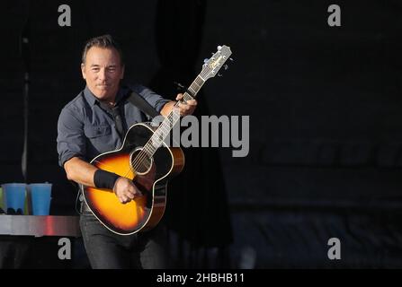 Garniture de pavillon Bruce Springsteen se produit sur scène au cours du 2 e jour de Hard Rock Calling au parc olympique de Londres Banque D'Images