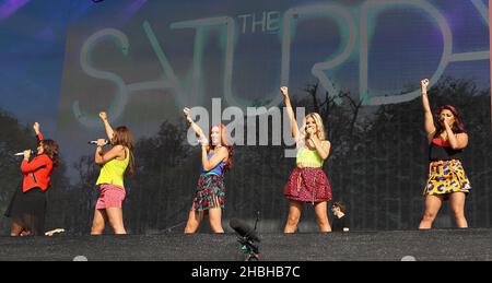 Frankie Sandford, Rochelle Wiseman, una Healy, Mollie King et Vanessa White of the Saturdays se présentent sur scène au Barclay's Summertime Festival Day 3 à Hyde Park à Londres. Banque D'Images