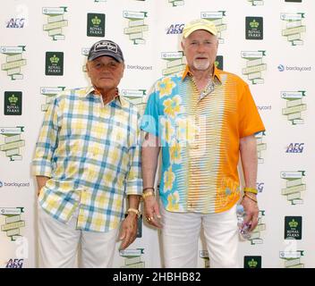 Bruce Johnston et Mike Love (à droite) des Beach Boys posent des coulisses au Barclay's Summertime Festival Day 3 à Hyde Park à Londres. Banque D'Images