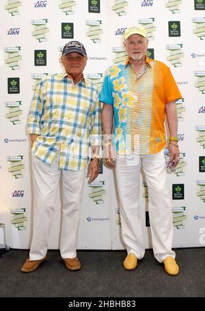 Bruce Johnston et Mike Love (à droite) des Beach Boys posent des coulisses au Barclay's Summertime Festival Day 3 à Hyde Park à Londres. Banque D'Images
