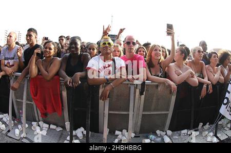 Fans de foule au Wireless Festival Day 1 à Olympia Park, Stratford, dans l'est de Londres. Banque D'Images