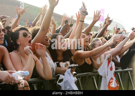 Fans de foule au Wireless Festival Day 1 à Olympia Park, Stratford, dans l'est de Londres. Banque D'Images