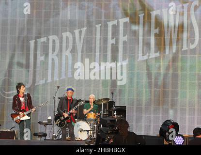 Ronnie Wood, Keith Richards et Charlie Watts des Rolling Stones se sont produits sur scène à Barclay Summer Time iHyde Park samedi à Londres. Banque D'Images