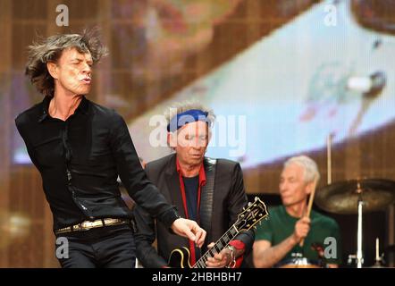 Mick Jagger, Keith Richards et Charlie Watts des Rolling Stones se sont produit sur scène à Barclay Summer Time iHyde Park samedi à Londres. Banque D'Images