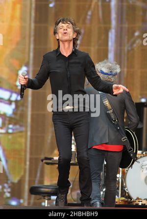 Mick Jagger des Rolling Stones se produit sur scène à Barclay Summer Time Hyde Park samedi à Londres. Banque D'Images