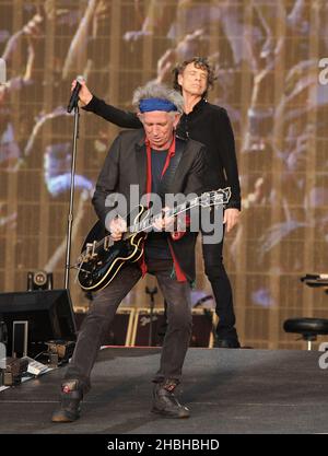 Keith Richards et Mick Jagger des Rolling Stones se sont produit sur scène à Barclay Summer Time à Hyde Park samedi à Londres. Banque D'Images