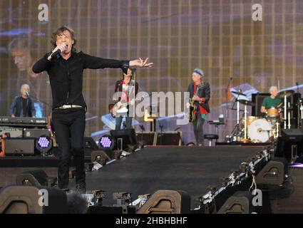 Mick Jagger Ronnie Wood et Keith Richards des Rolling Stones se sont produits sur scène à Barclay Summer Time iHyde Park samedi à Londres. Banque D'Images