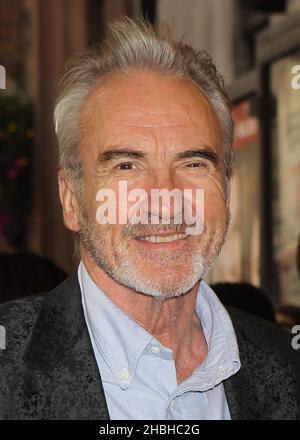 Larry Lamb assiste à la Pride Press Night à Trafalgar Studios à Whitehall, Londres. Assiste à la Pride Press Night à Trafalgar Studios à Whitehall, Londres. Banque D'Images