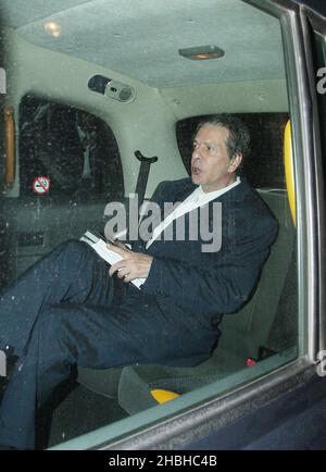 Charles Saatchi dans un taxi avec son propre livre après avoir dîné au restaurant Scott de Mayfair, Londres. Banque D'Images