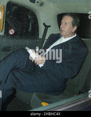 Charles Saatchi dans un taxi avec son propre livre après avoir dîné au restaurant Scott de Mayfair, Londres. Banque D'Images