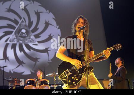 Chris Cornell se produit avec Soundgarden à la Brixton Academy de Londres. Banque D'Images