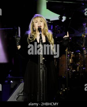 Stevie Nicks de Fleetwood Mac se produit sur scène à l'Arena 02 de Londres. Banque D'Images