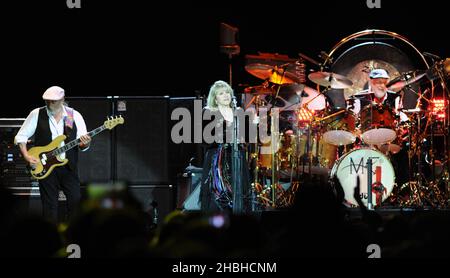 (G-D) John McVie, Stevie Nicks et Mick Fleetwood de Fleetwood Mac se présentent sur scène à l'Arena 02 de Londres. Banque D'Images