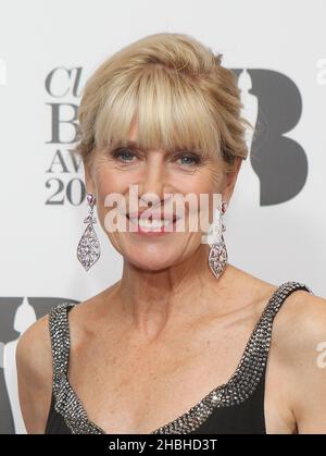 Selina Scott pose aux conseils d'administration des Classic Brit Awards 2013 avec Mastercard au Royal Albert Hall de Londres. Banque D'Images