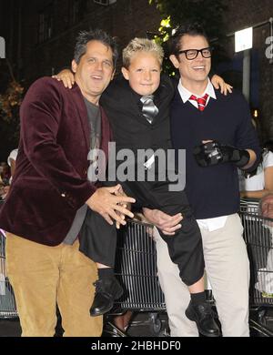 Jeff Tremaine, Jackson Nicoll et Johnny Knoxville assistent au Gala screening de 'Jackass Presents Bad Grandpa' à Odeon Covent Garden à Londres. Banque D'Images