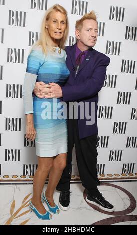 Johnny Lydon et sa femme Nora assistent et gagnent le BMI Icon Award aux BMI Awards au Dorchester, dans le centre de Londres. Banque D'Images