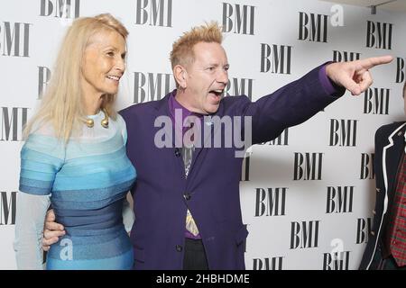 Johnny Lydon et sa femme Nora assistent et gagnent le BMI Icon Award aux BMI Awards au Dorchester, dans le centre de Londres. Banque D'Images