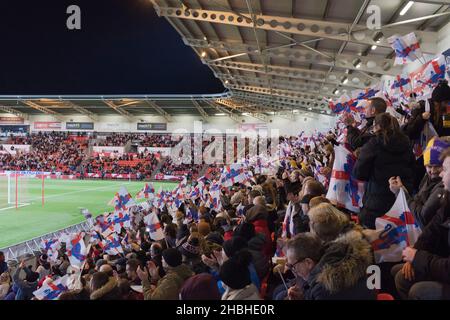 dh stades DONCASTER Royaume-Uni Angleterre lionnes femme fans de l'équipe de football drapeaux ondulant womans football dans le stade keepmoat terrain femmes équipe remportant 20-0 Banque D'Images