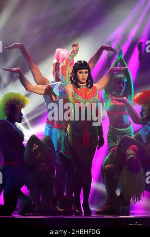 Katy Perry se exécutant sur scène lors des Brit Awards 2014 à l'Arena O2, Londres. Banque D'Images