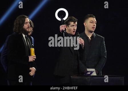 Les Arctic Monkeys acceptent le prix du meilleur groupe britannique sur scène lors des Brit Awards 2014 à l'Arena O2, Londres. Banque D'Images